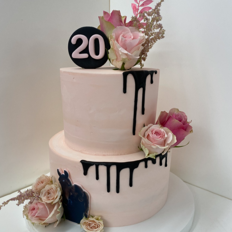 Zweistöckiger Drip Cake mit schwarzer Ganache, Blumen und einer 20 als Topper
