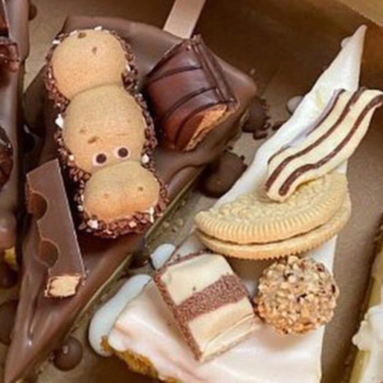 Cheesecake am Stiel mit verschiedenen Schoko-Toppings