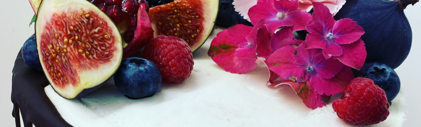 Tortendekor aus Feigen, Beeren und pinken Blüten