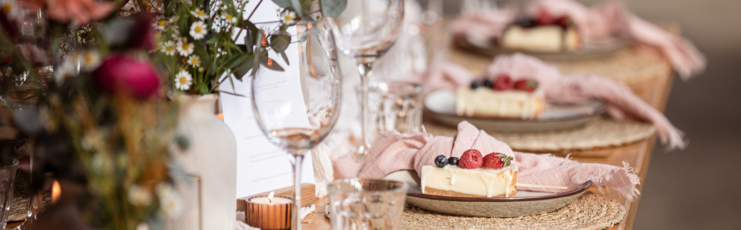 Cheesecake am Stiel auf einer gedeckten Festtafel