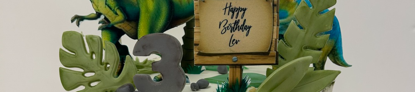 Detail einer Dschungel-Torte mit Dinosaurier zum dritten Geburtstag