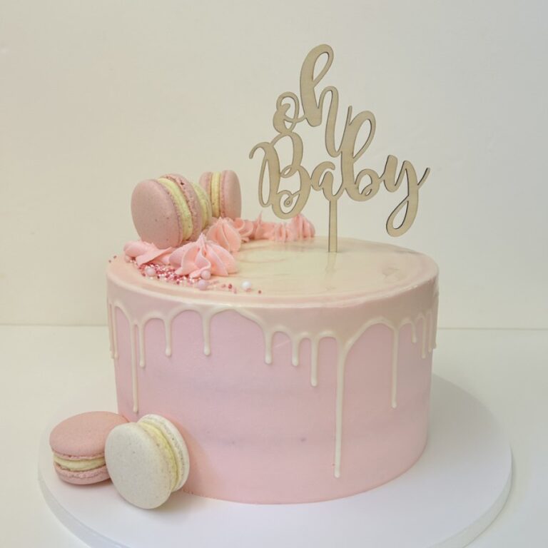 Rosa Torte zur Babyshower mit Macarons und Schriftzug Baby