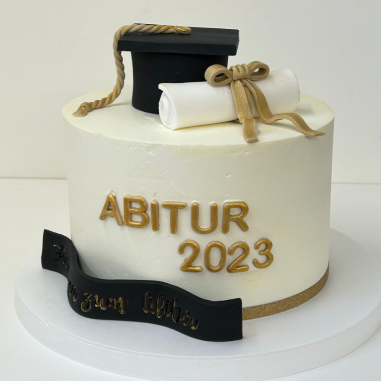 Torte zum Abitur mit Doktorhut und Schriftrolle