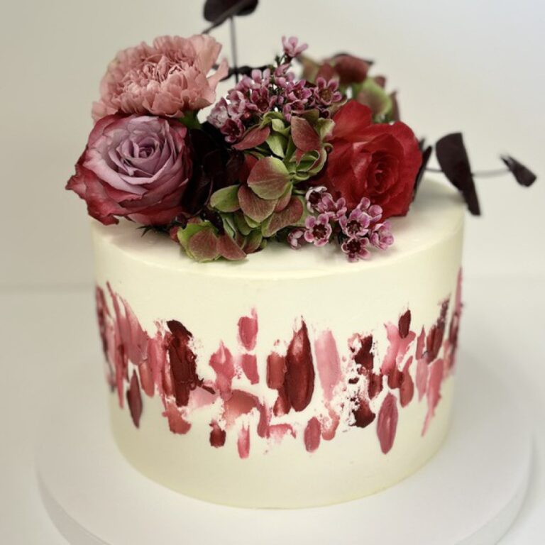 Geburtstagstorte mit roten und rosa Blüten