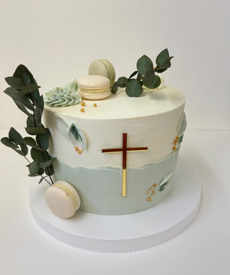 Torte zur Taufe mit Kreuz, Eukalyptus und Macarons
