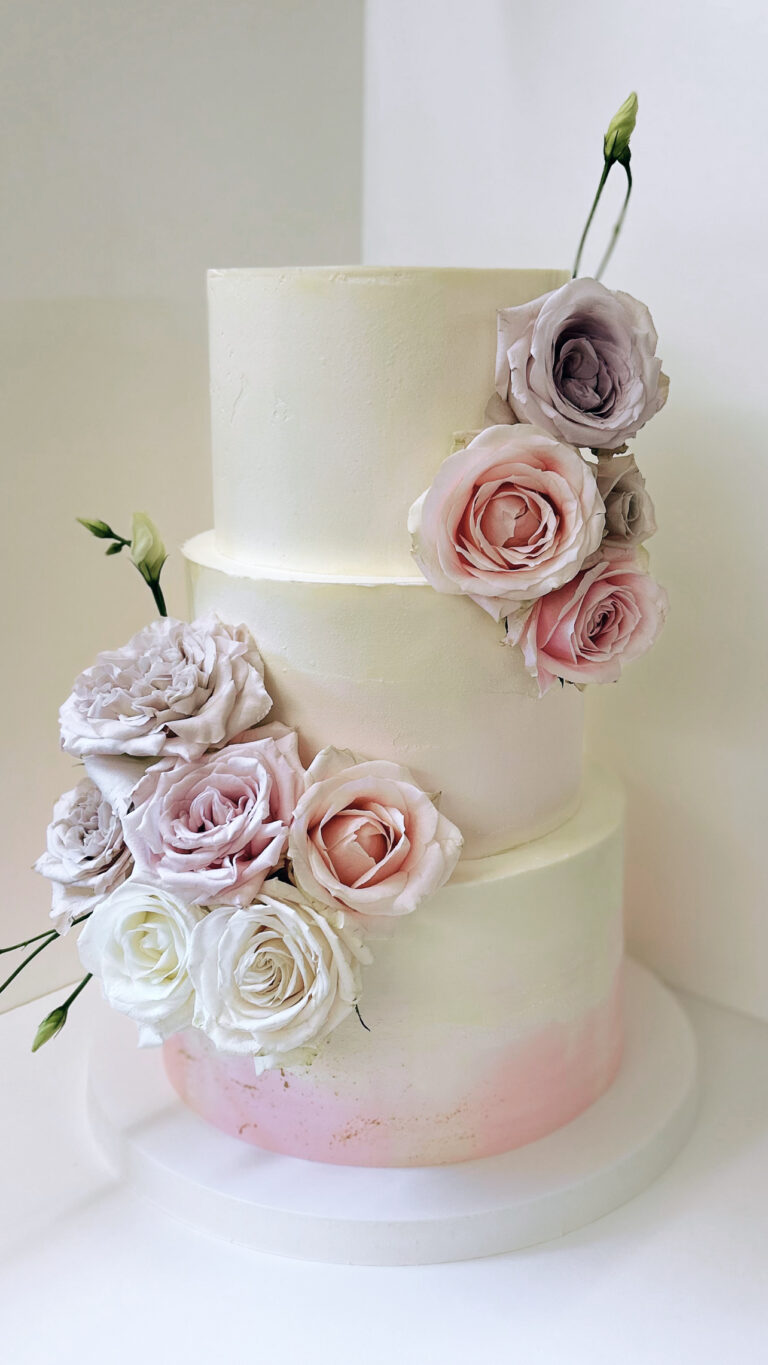 Hochzeitstorte mit Rosen in Rosa und Flieder