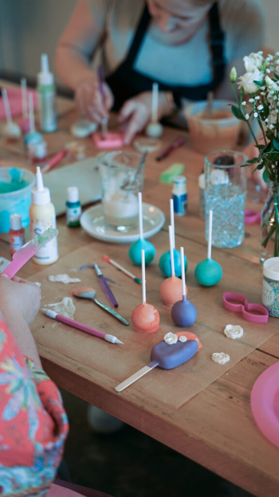Workshop-Tisch mit Cake Pops und Dekor