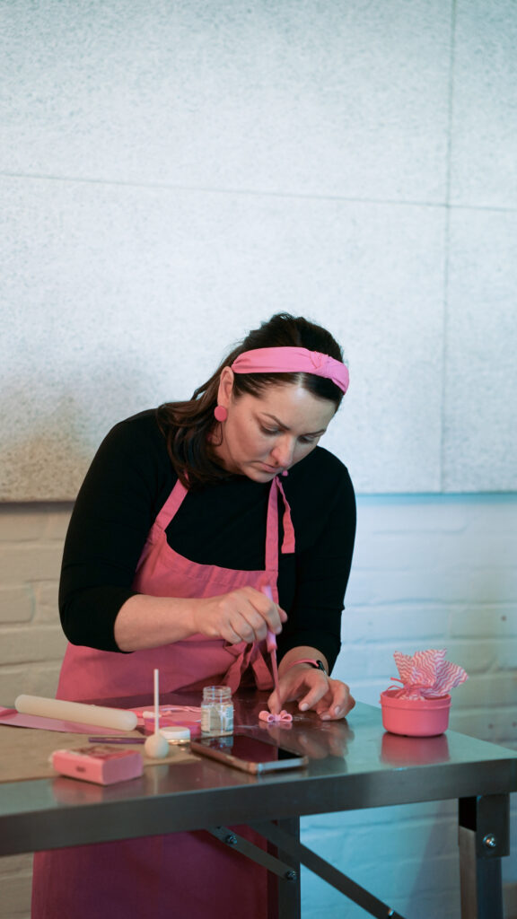 Teilnehmerin verziert Sweets im Workshop