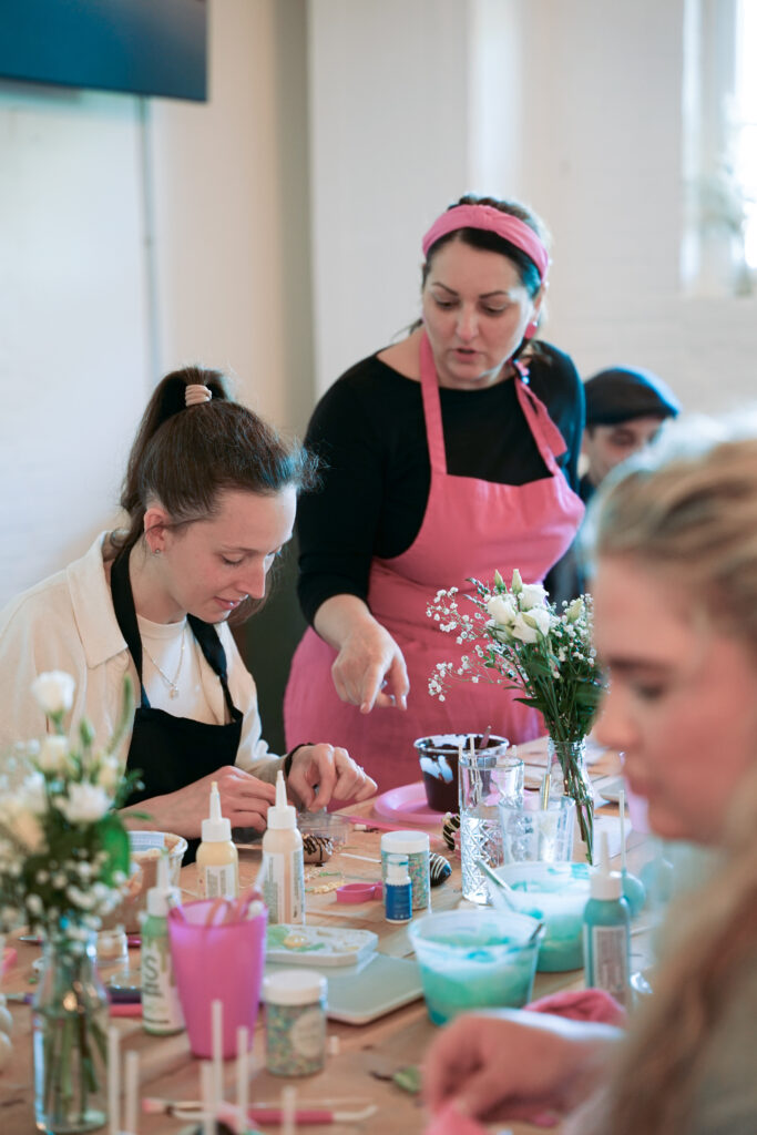 Teilnehmerinnen beim gemeinsamen Verzieren im Workshop