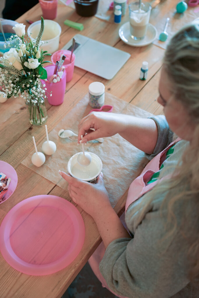 Teilnehmerinnen beim Verzieren im Workshop