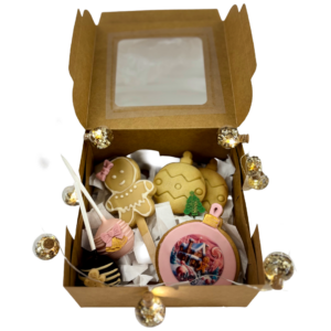 Geöffnete Box mit Advents-Sweets: Kekse, Cake Pops und Donut